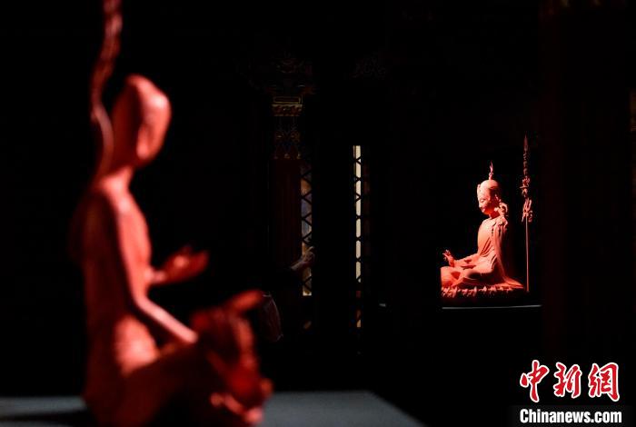 圖為展覽中圍繞西藏歷史與傳統(tǒng)創(chuàng)作的雕塑作品。　李林 攝