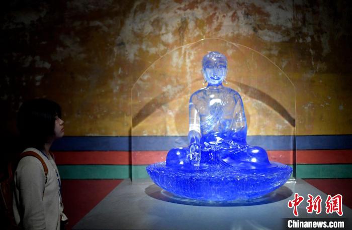 圖為觀眾正在欣賞展覽中的雕塑作品?！±盍?攝