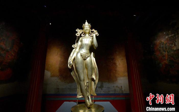 圖為展覽中圍繞西藏歷史與傳統(tǒng)創(chuàng)作的雕塑作品《八萬四千年》?！±盍?攝