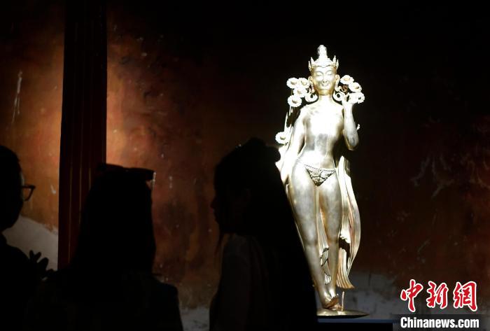 圖為觀眾正在欣賞展覽中的雕塑作品《八萬四千年》?！±盍?攝