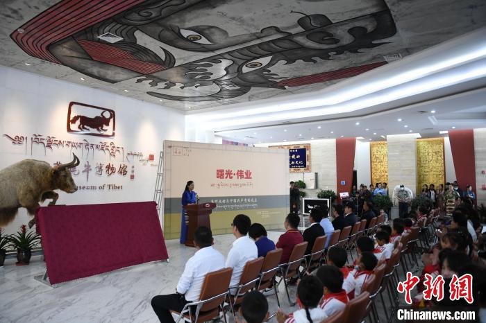 圖為《曙光·偉業(yè)——五四運(yùn)動(dòng)與中國(guó)共產(chǎn)黨的成立》“七一”特展開(kāi)幕儀式現(xiàn)場(chǎng)。　貢嘎來(lái)松 攝