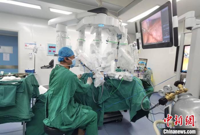 圖為援藏主任郝一昌協(xié)助進(jìn)行達(dá)芬奇機(jī)器人手術(shù)?！∥鞑刈灾螀^(qū)人民醫(yī)院供圖