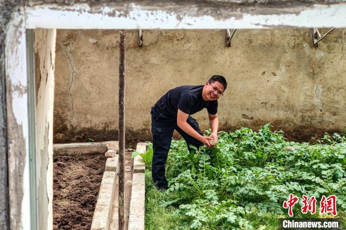 移民管理警察羅忠江在公珠湖執(zhí)勤點(diǎn)的大棚內(nèi)?！↓埿▲P 攝