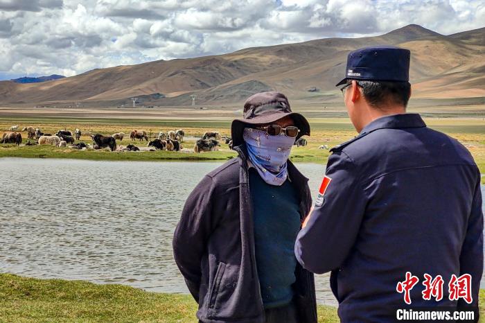 資料圖為民警何宗源在公珠湖了解牧民情況?！↓埿▲P 攝