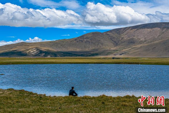 資料圖為執(zhí)勤民警何宗源在公珠湖畔濕地留影?！↓埿▲P 攝