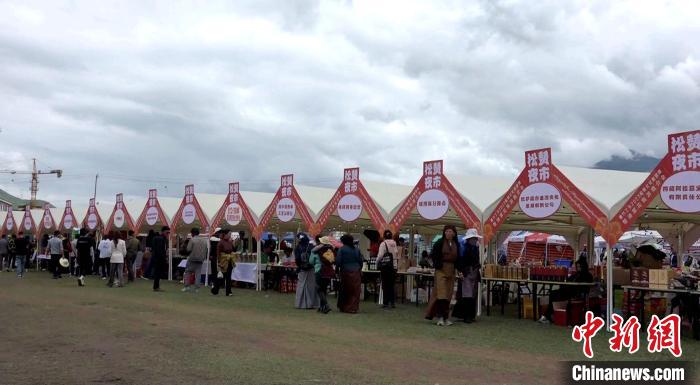 圖為熱鬧的“松贊夜市”。　貢桑拉姆 攝