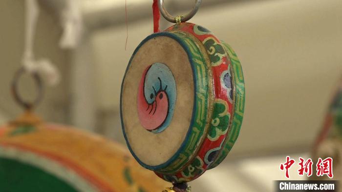 圖為“松贊夜市”里的特色文創(chuàng)產(chǎn)品?！∝暽＠?攝