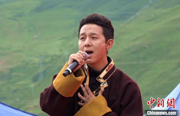 圖為藝人為開(kāi)幕式獻(xiàn)唱。　貢桑拉姆 攝