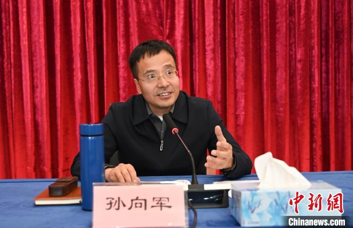 圖為西藏自治區(qū)黨委宣傳部副部長(zhǎng)、自治區(qū)社科院黨組書(shū)記孫向軍主持活動(dòng)。　趙朗 攝