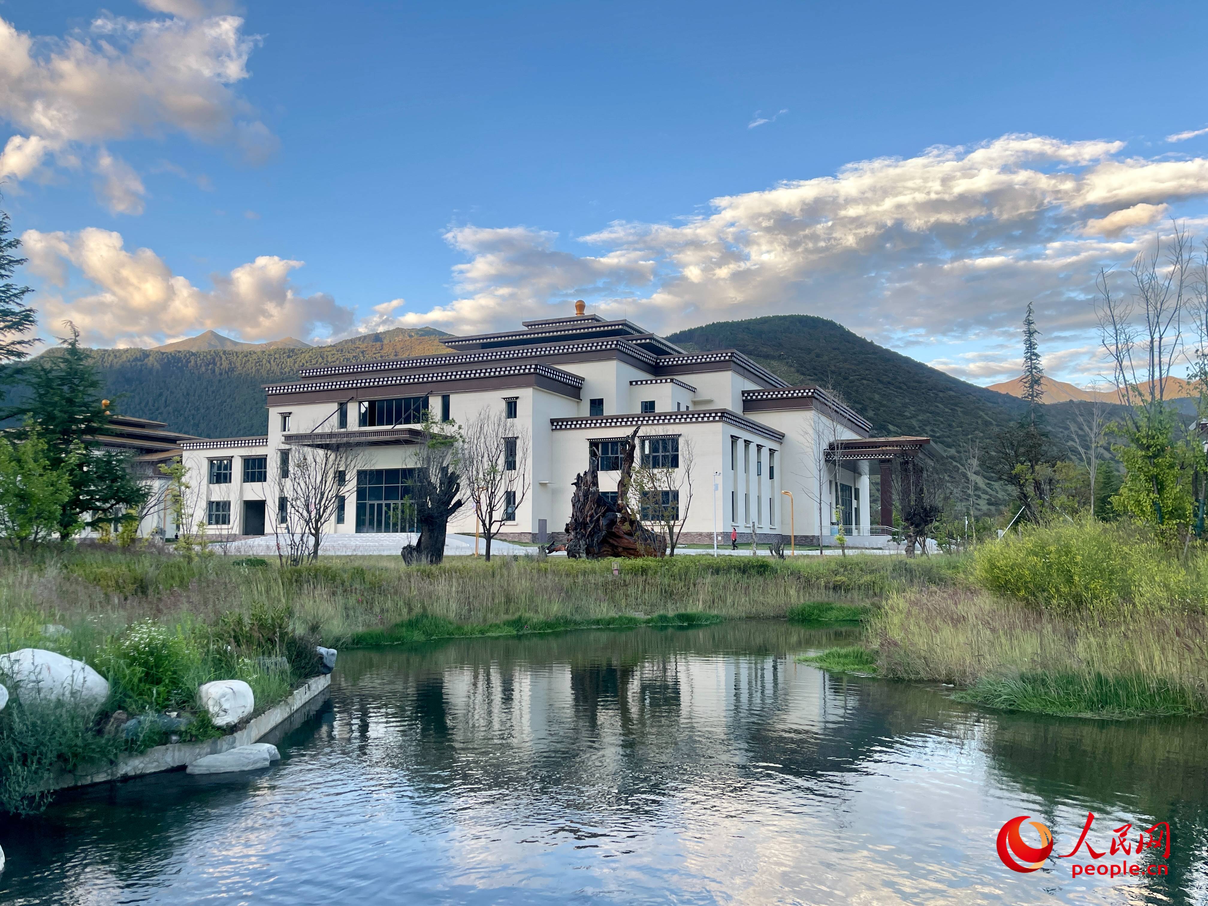 工布公園猶如一幅優(yōu)美畫卷，讓人流連忘返。人民網(wǎng) 周靜圓攝