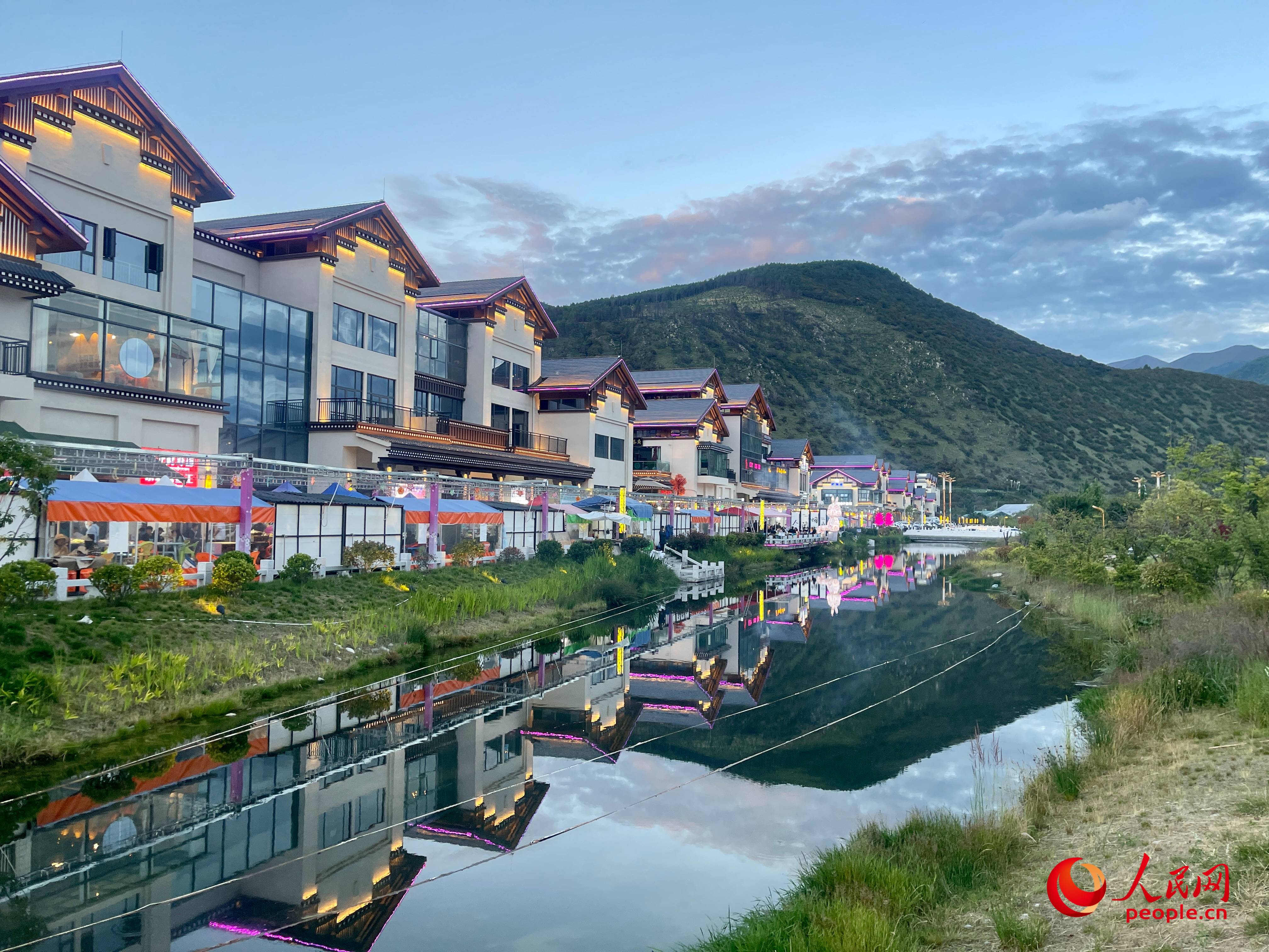 工布公園的一角，風(fēng)景秀麗。人民網(wǎng) 周靜圓攝