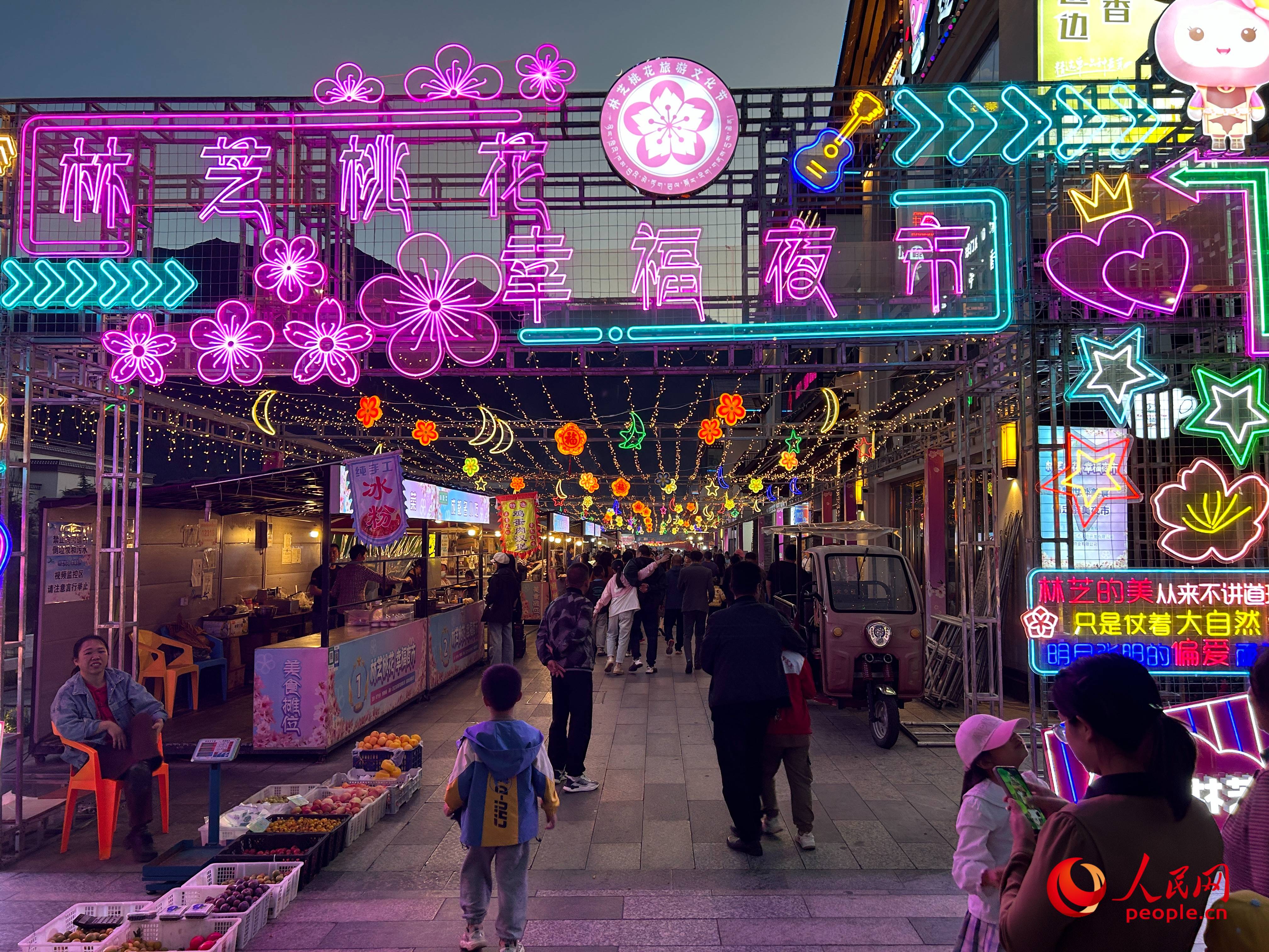 工布公園里的夜市，人來人往。人民網(wǎng) 周靜圓攝