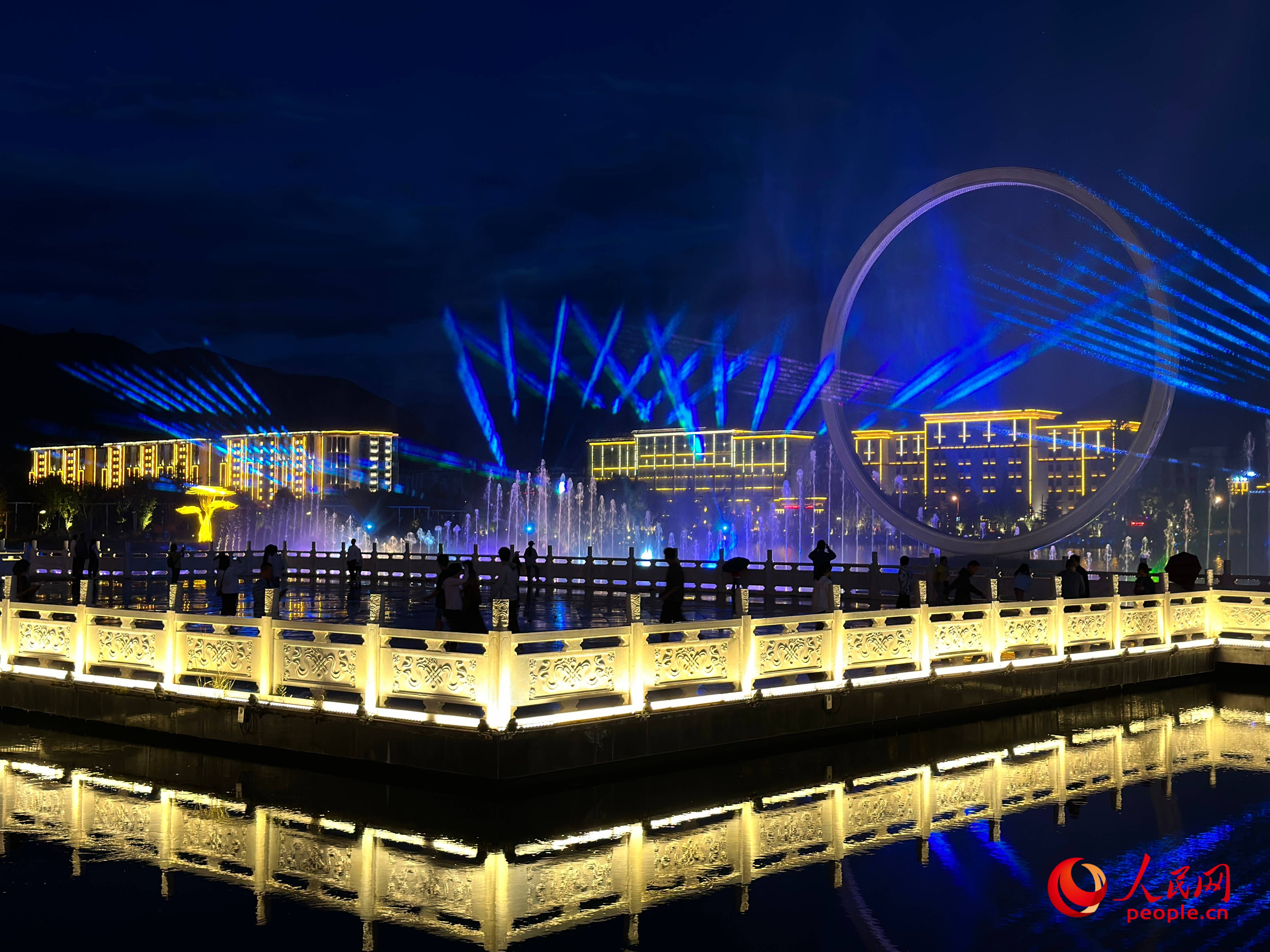工布公園的音樂水秀噴泉，吸引市民和游客前來拍照打卡。人民網(wǎng) 周靜圓攝