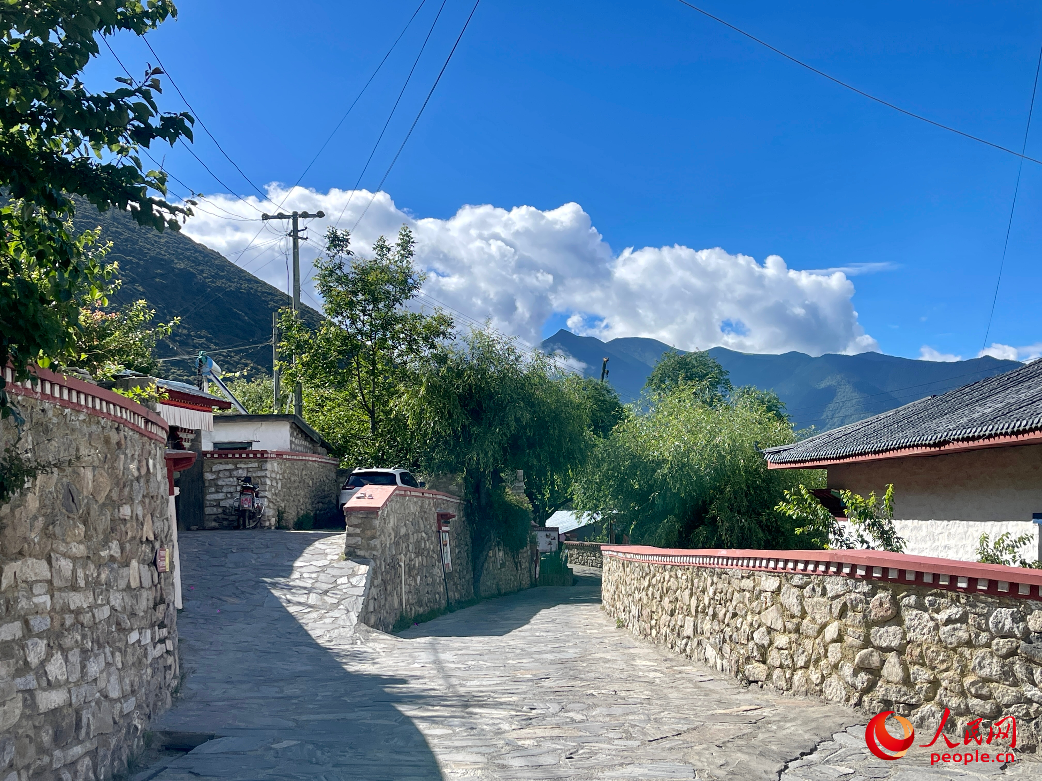 嘎拉村的村貌。人民網(wǎng) 周靜圓攝