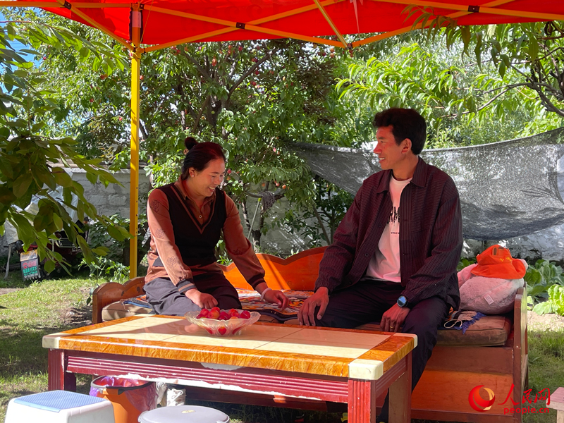 嘎拉村村民達瓦堅參和他的妻子。人民網(wǎng) 周靜圓攝