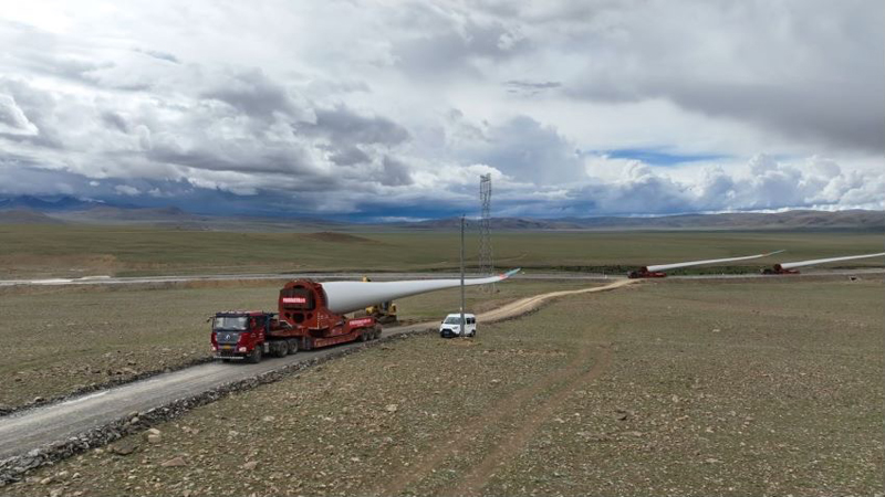 西藏措美哲古風(fēng)電場首批3.6兆瓦風(fēng)電機組運輸。受訪者供圖