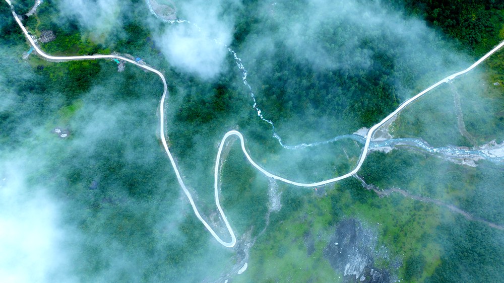 青山綠水生態(tài)優(yōu)。益西曲批攝