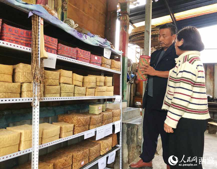 愛明（左一）給游客介紹藤竹產(chǎn)品。