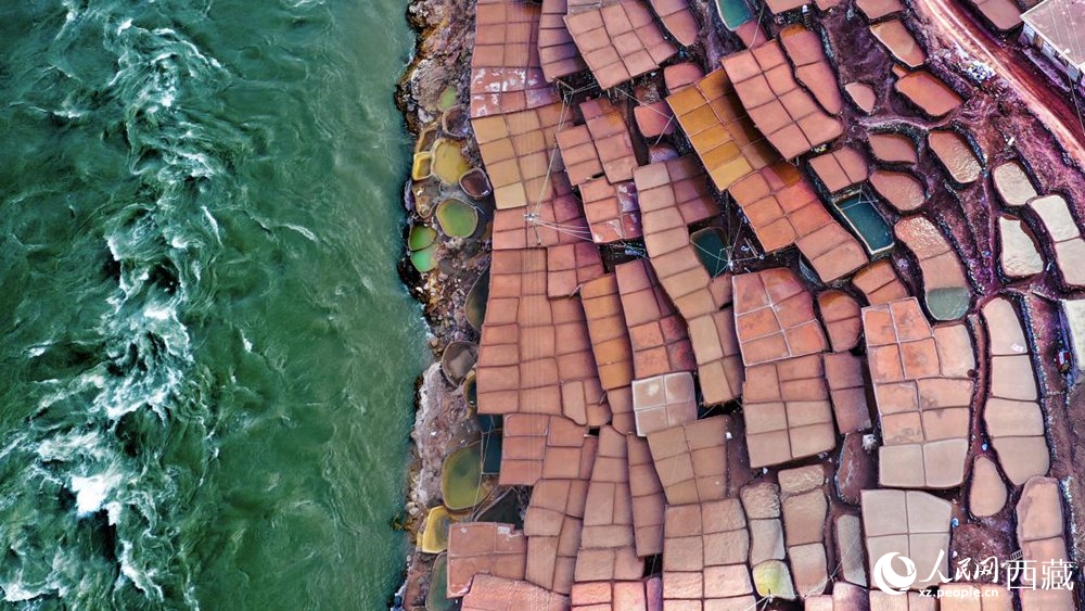 拍攝位于瀾滄江畔的鹽井古鹽田。人民網(wǎng)記者 次仁羅布攝