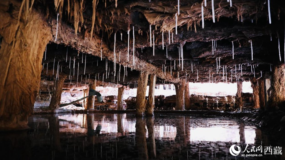 鹽田鹵水滲下的鹽柱。人民網(wǎng)記者 次仁羅布攝