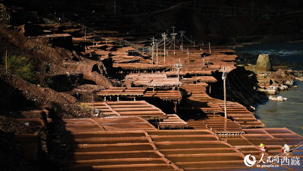 大大小小數(shù)千塊鹽田，形成一道絕美的風(fēng)景線。人民網(wǎng)記者 次仁羅布攝