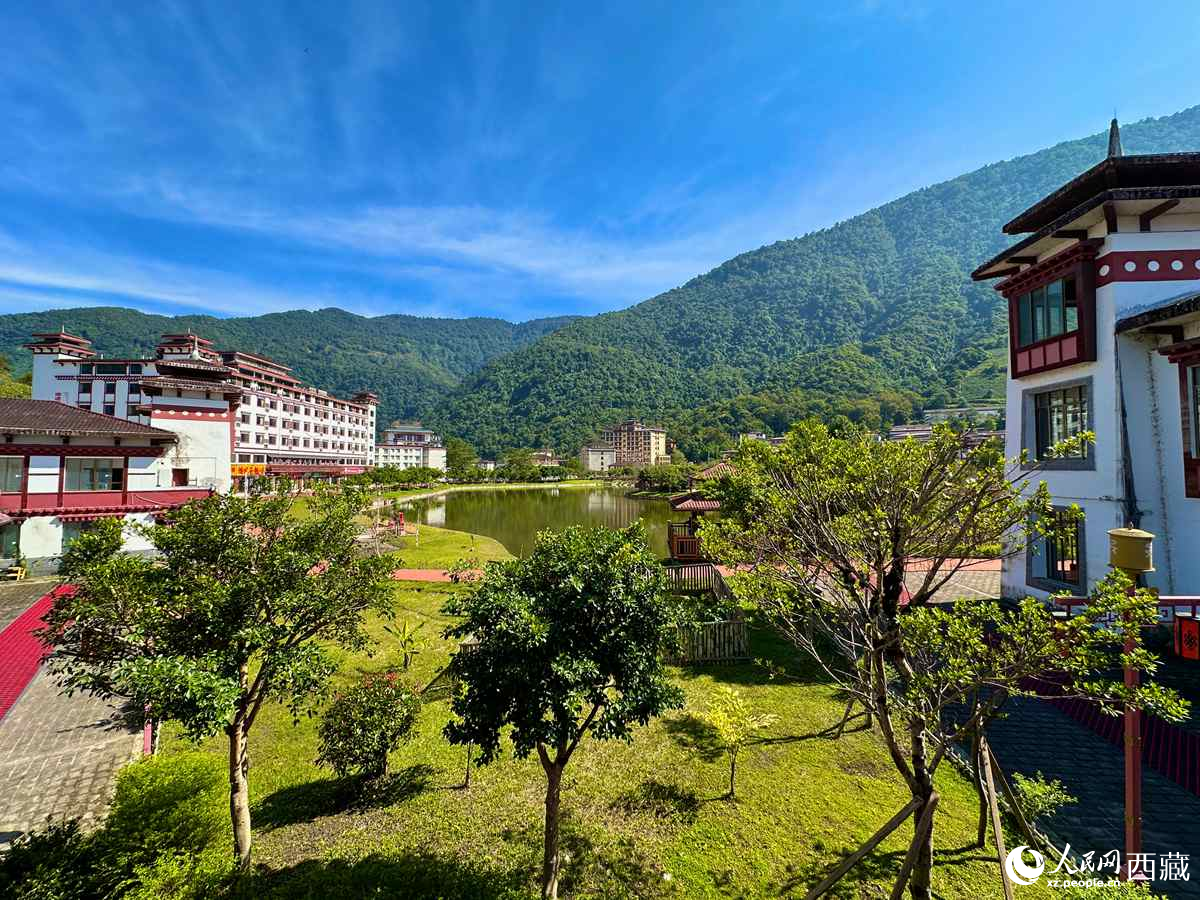 四季如春的墨脫縣。人民網(wǎng)記者 次仁羅布攝