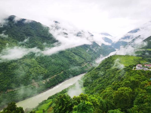 幾代建設(shè)者，歷經(jīng)半個(gè)多世紀(jì)完成！這是一條怎樣的公路？