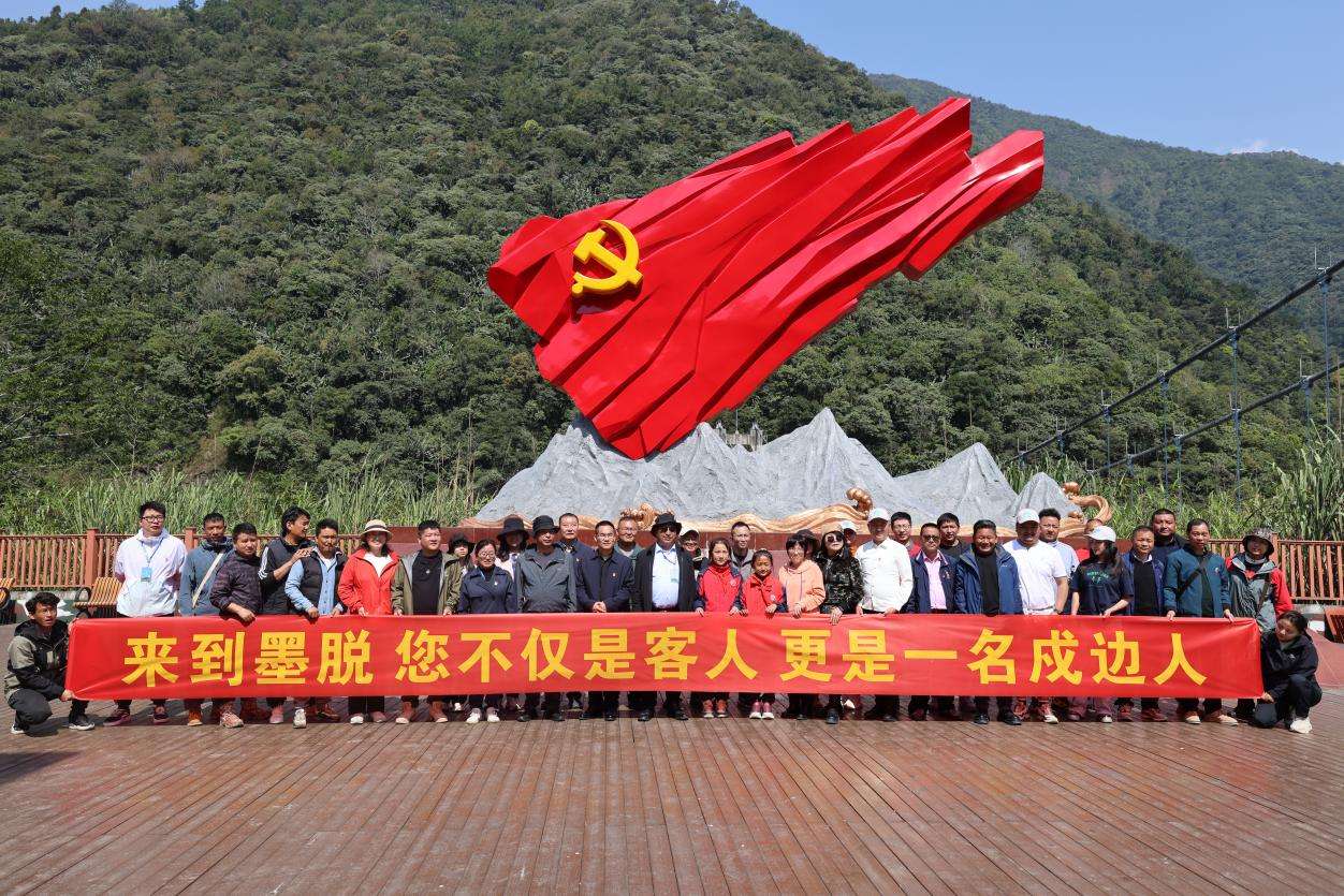 圖為:縣外游客在墨脫縣愛國強邊教育基地觀摩學(xué)習(xí)