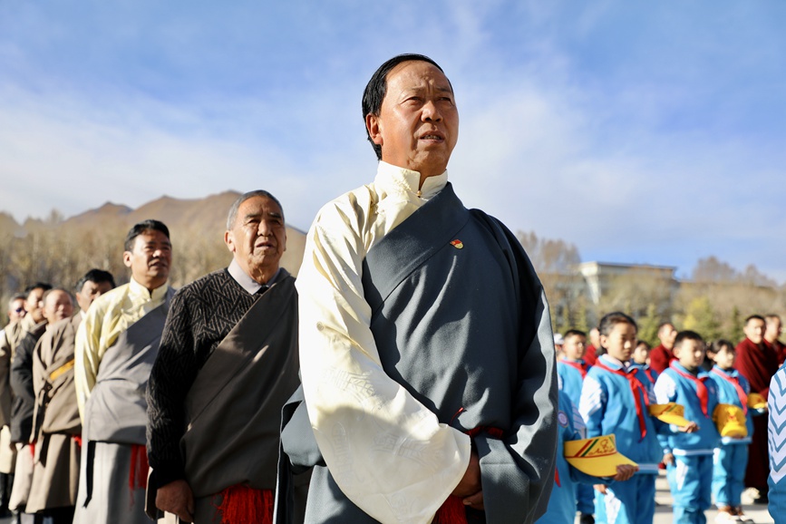 “升國旗、唱國歌”儀式現(xiàn)場。