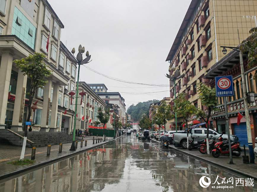 如今的墨脫縣城一應(yīng)俱全。人民網(wǎng) 李海霞攝