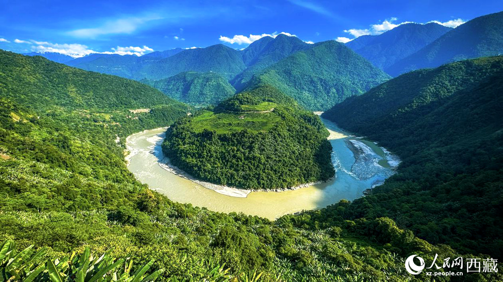 風(fēng)景秀麗、植被繁茂的西藏林芝市墨脫縣果果塘大拐彎。人民網(wǎng)記者 次仁羅布攝