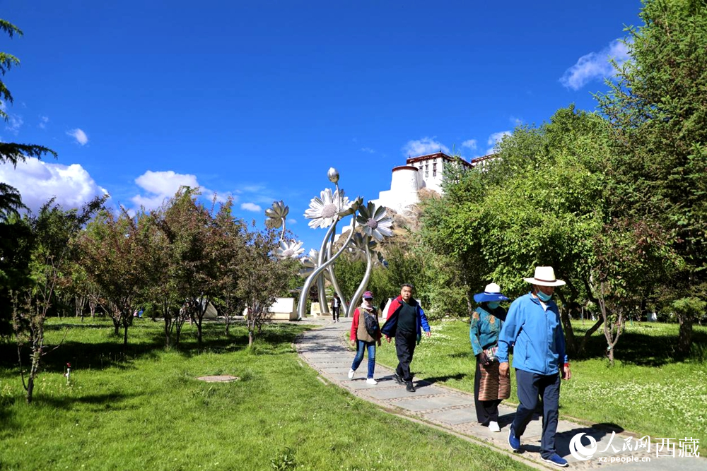 市民在公園內散步。