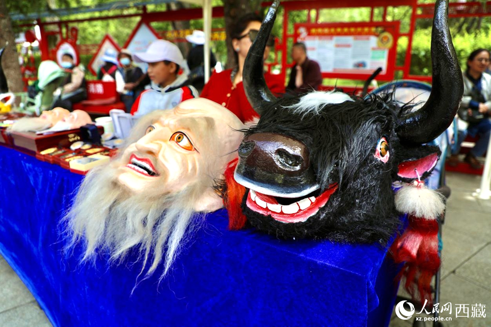拉薩非遺集市上的藏戲人物與牦牛面具。