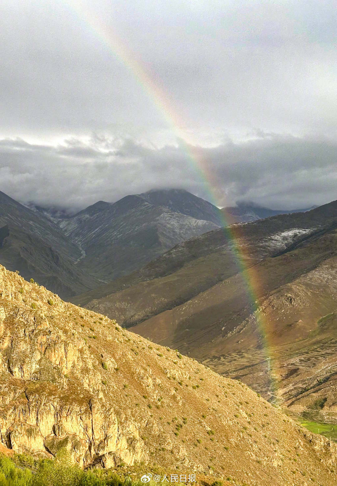 接好運！青藏高原現(xiàn)巨大彩虹橋