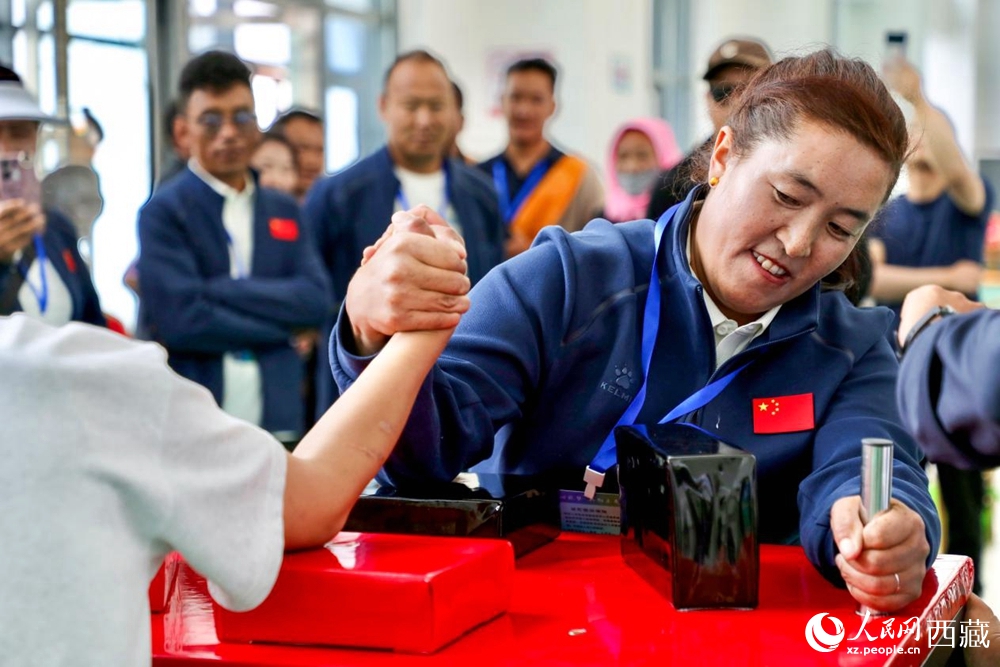 拉薩首屆農(nóng)牧民運動會上的掰手腕比賽現(xiàn)場。