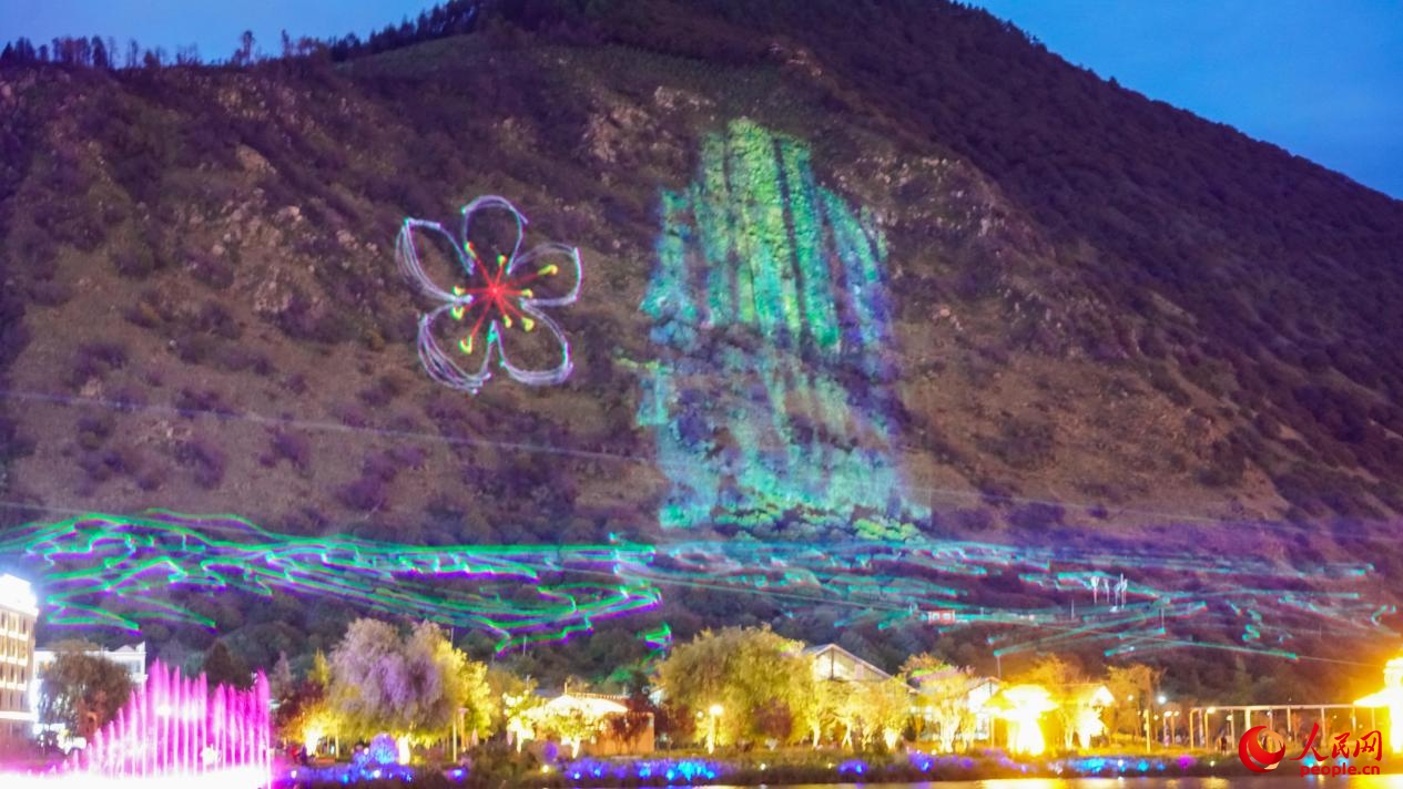 西藏林芝市民族團(tuán)結(jié)廣場(chǎng)燈光秀舞動(dòng)。人民網(wǎng)記者 趙晨攝