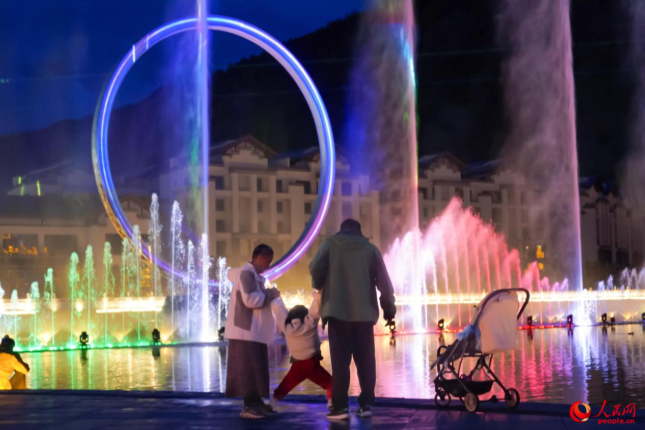 居民在西藏林芝市民族團(tuán)結(jié)廣場(chǎng)上玩耍。人民網(wǎng)記者 趙晨攝