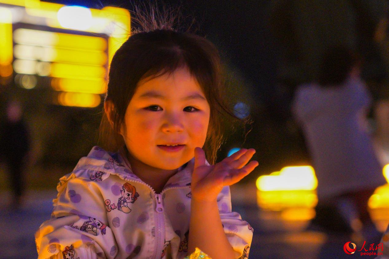 西藏林芝市民族團(tuán)結(jié)廣場(chǎng)上的兒童。人民網(wǎng)記者 趙晨攝