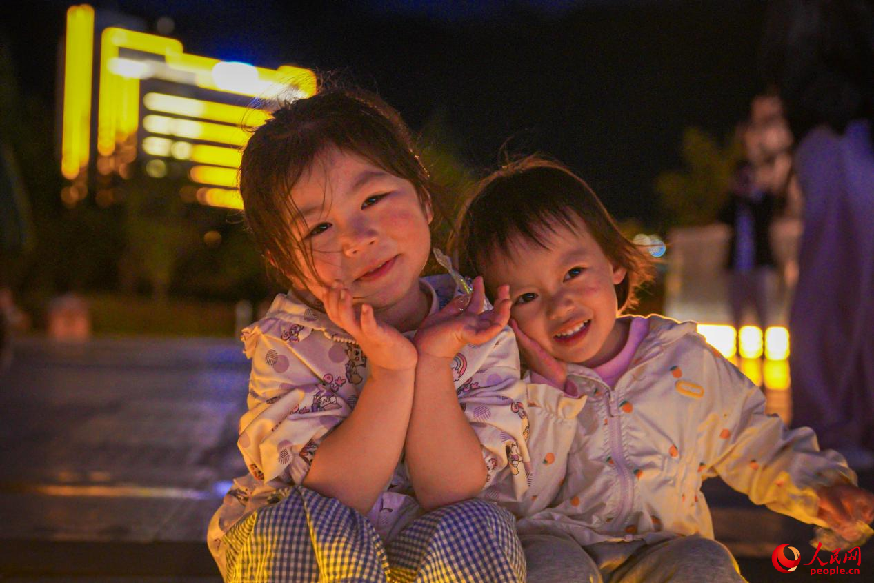 西藏林芝市民族團(tuán)結(jié)廣場(chǎng)上的兒童。人民網(wǎng)記者 趙晨攝