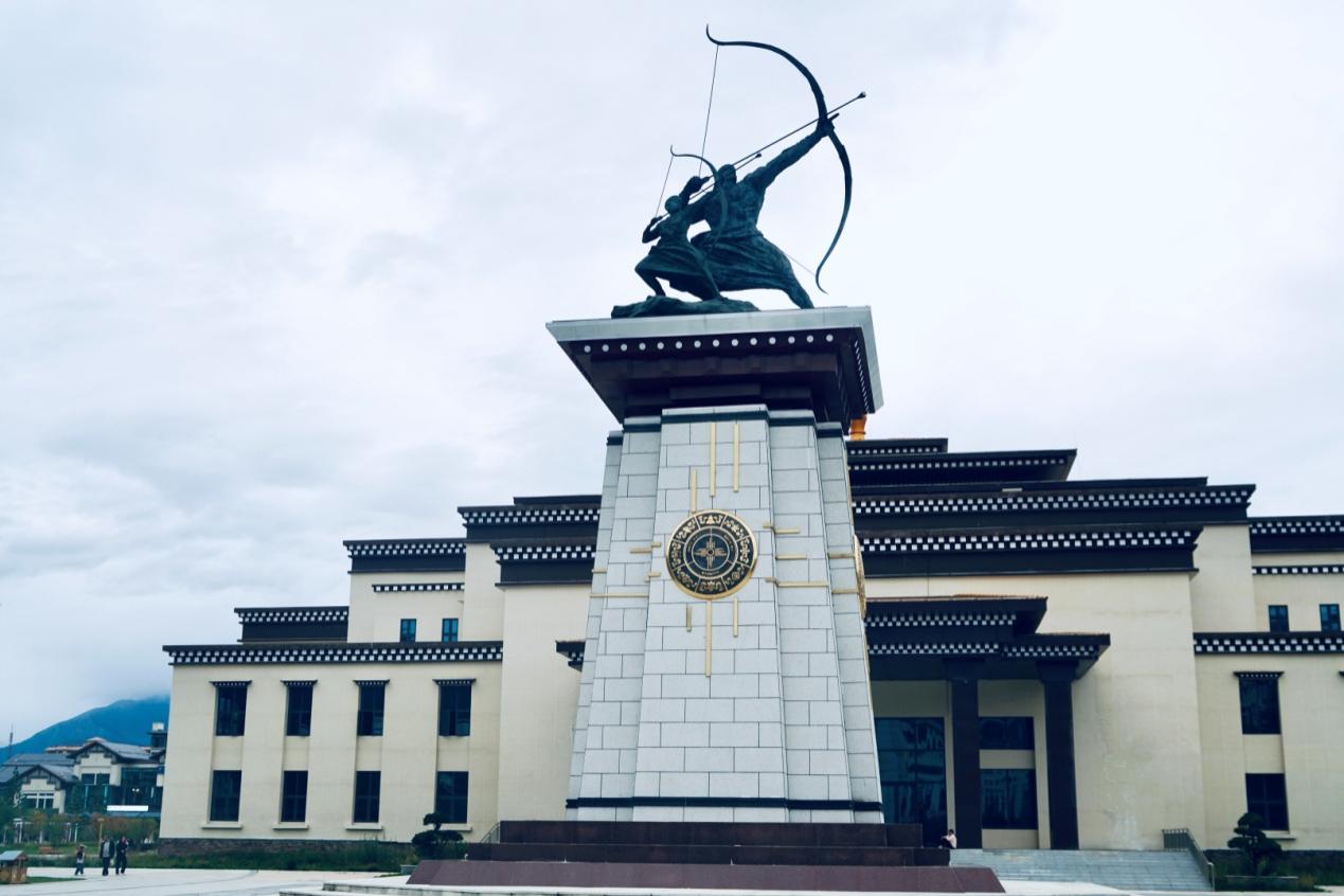 工布公園里的城市地標雕塑——畢秀之子。人民網記者 益西康珠攝