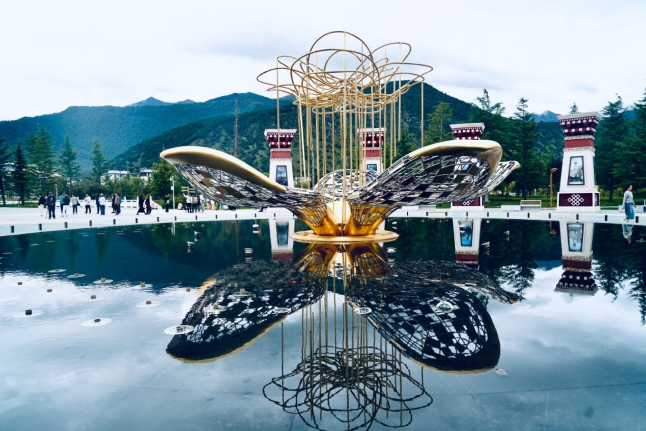 工布公園里的桃花主題雕塑——萬樹桃花。人民網記者 益西康珠攝