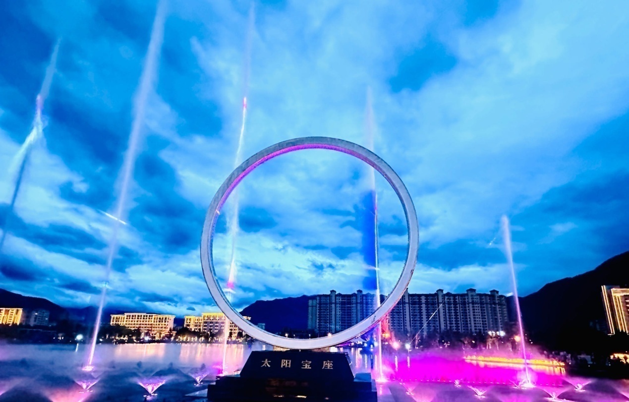 工布公園里的音樂水秀噴泉。人民網記者 益西康珠攝