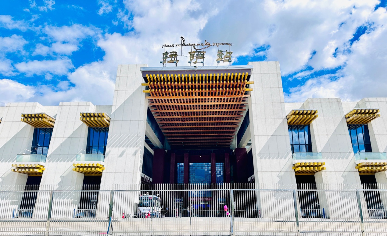 拉薩火車站。人民網(wǎng)記者 益西康珠攝