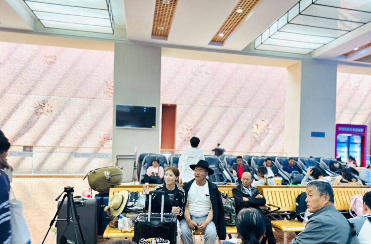 在拉薩火車站候車廳等候列車的乘客。人民網(wǎng)記者 益西康珠攝