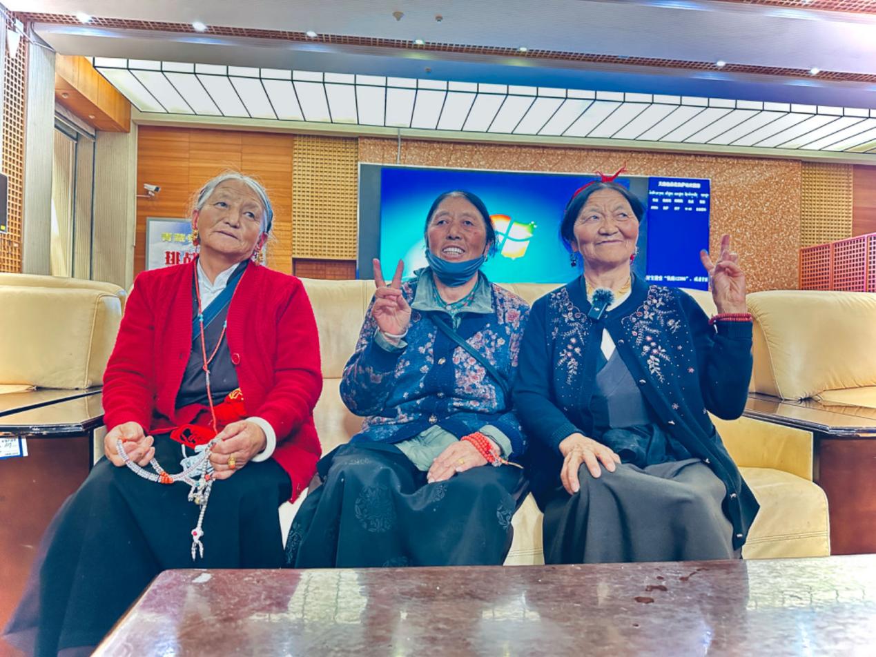 來自四川甘孜的三位阿媽在拉薩火車站等候前往青海西寧的列車。人民網(wǎng)記者 益西康珠攝