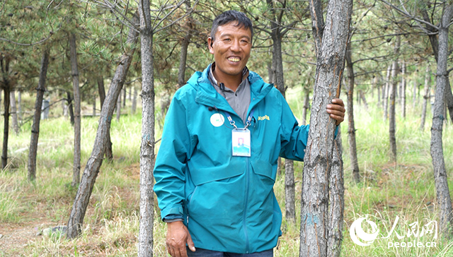 南山公園護林員扎西曲培。人民網(wǎng)記者 宋子節(jié)攝