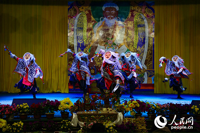 扎西曲登社區(qū)藏戲表演。人民網(wǎng)記者 次仁羅布攝