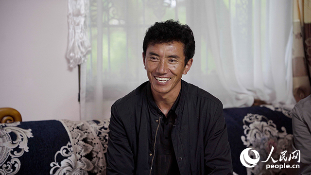 嘎拉村村民達瓦堅參聊起孩子們滿臉自豪。人民網(wǎng)記者 趙晨攝