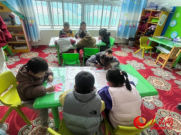 拉多村一所現(xiàn)代化幼兒園小班孩子們正在繪畫。張敏穎 攝