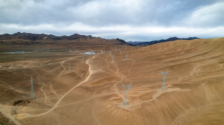 阿里地區(qū)首套電網(wǎng)側帶超容構網(wǎng)型SVG工程全景。趙清鵬攝